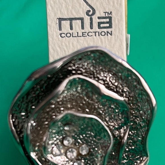 Silver Tone Cocktail Ring Flower Design Gray Stones One Size NWT - Picture 2 of 4